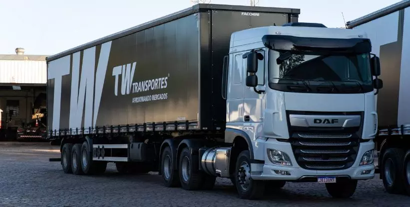 A foto mostra uma carreta da TW Transportes