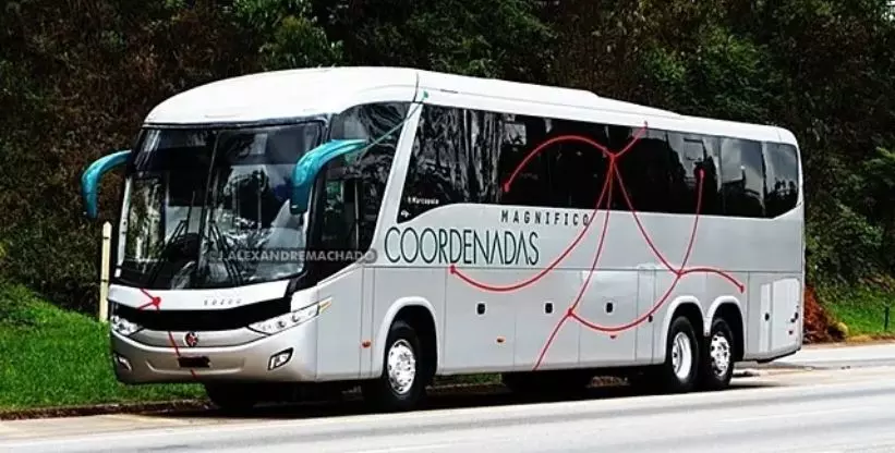 A foto mostra um ônibus da Cia Coordenadas