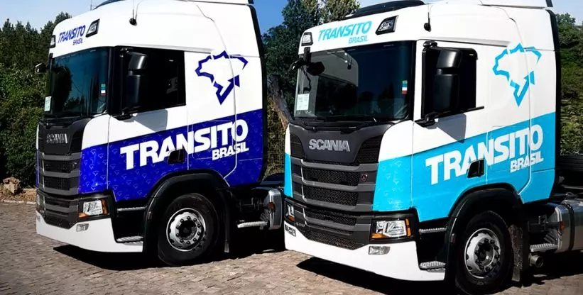 A foto mostra duas carretas da Transito Brasil