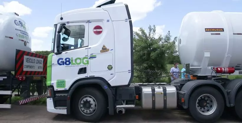 A foto mostra uma carreta da G8 LOG