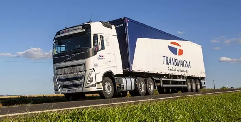 A foto mostra uma carreta da Transmagna
