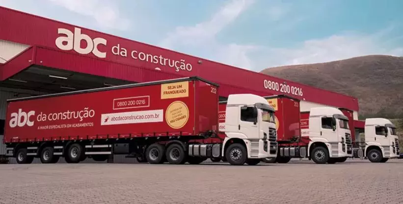 A foto mostra três carretas do ABC da Construção