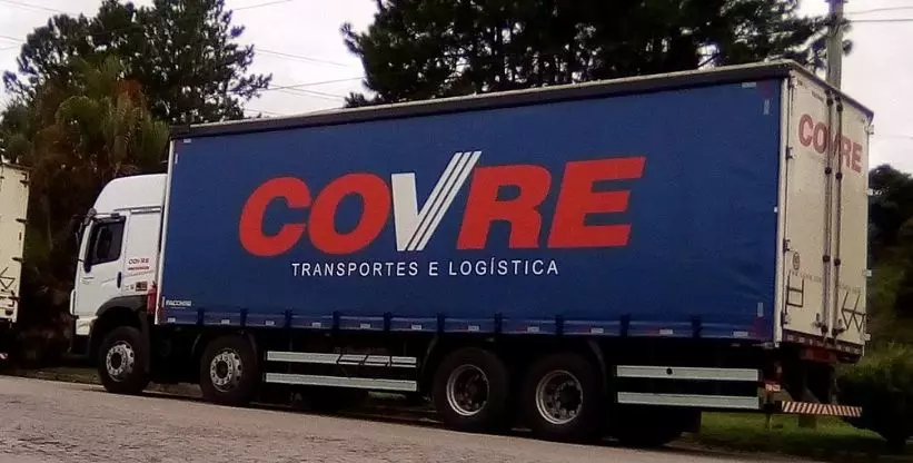 A foto mostra um caminhão da Covre Transportes