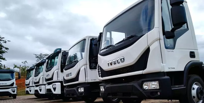 A foto mostra seis caminhões da Iveco