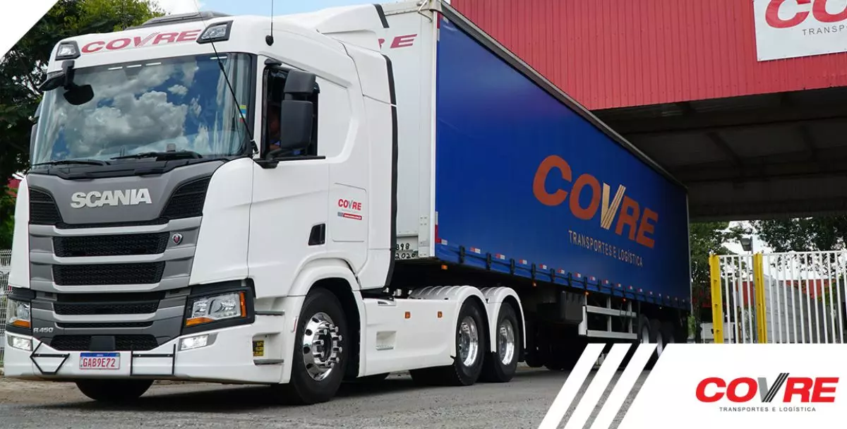 A foto mostra uma carreta da Covre Transportes