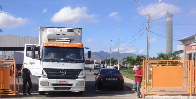 A foto mostra um caminhão da Pole Alimentos
