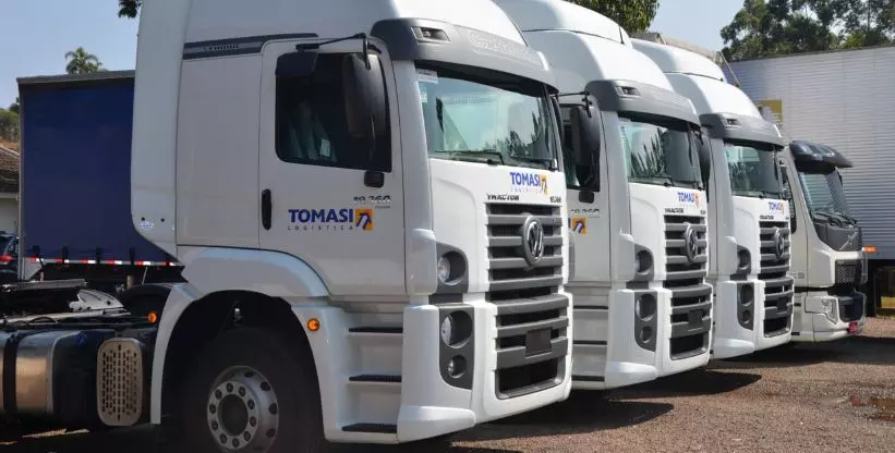 A foto mostra algumas carretas da Transportes Tomasi
