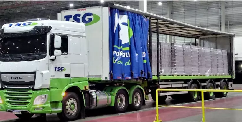 A foto mostra uma carreta da Transportes Silveira Gomes