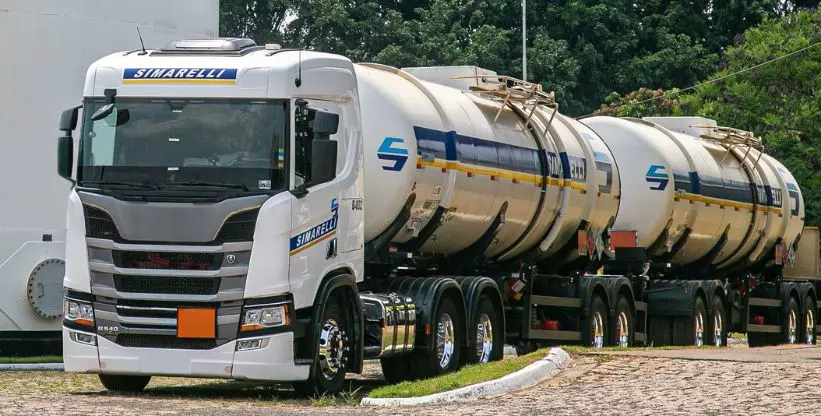 A foto mostra um rodotrem da Simarelli Transportes