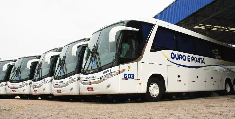 A foto mostra a frota de ônibus da Viação Ouro e Prata