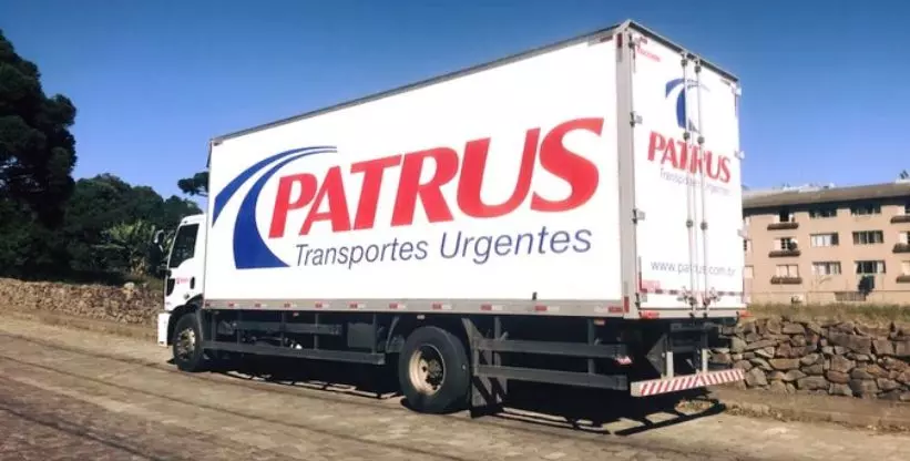 A foto mostra um caminhão da Patrus Transportes