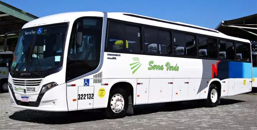 A foto mostra um ônibus da Serra Verde Transportes