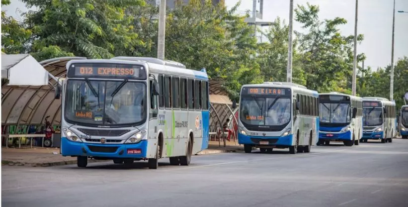 A foto mostra vários ônibus da ACTP Palmas