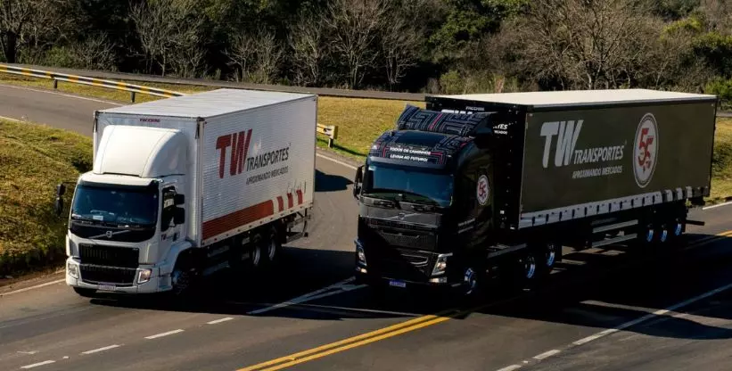 A foto mostra dois caminhões da TW Transportes