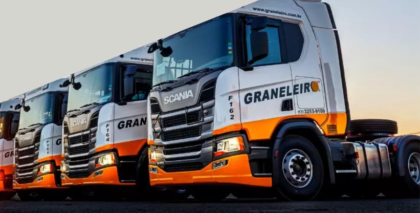 A foto mostra 4 carretas da Graneleiro Transportes