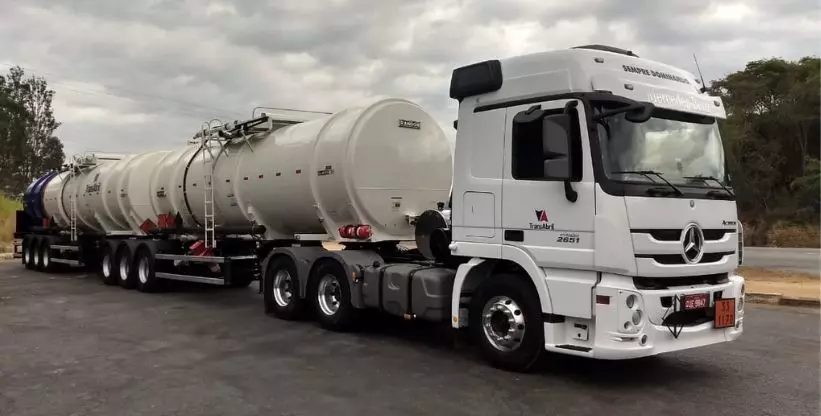 A foto mostra uma carreta rodotrem da TransAbril
