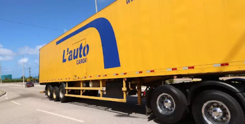A foto mostra uma carreta da L Auto Cargo