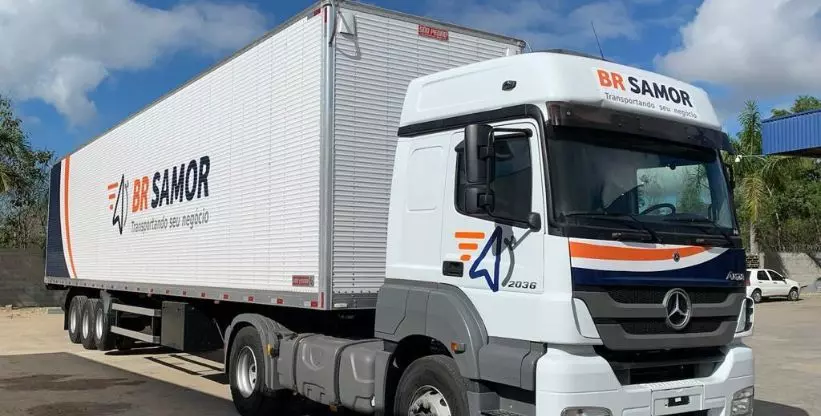 A foto mostra uma carreta da BR SAMOR