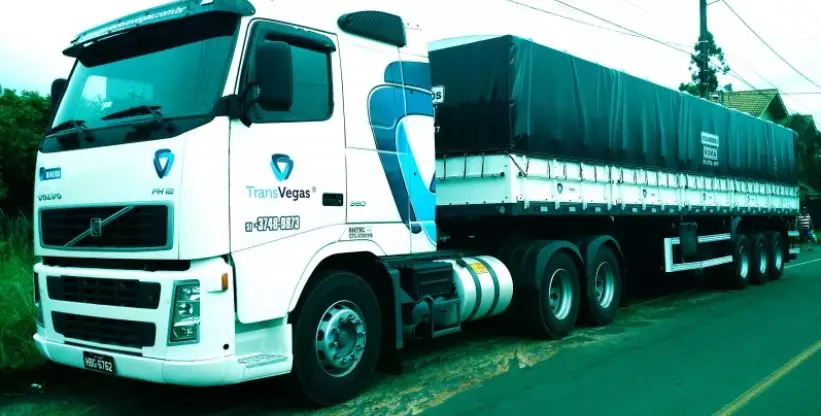 A foto mostra uma carreta da Trans Vegas