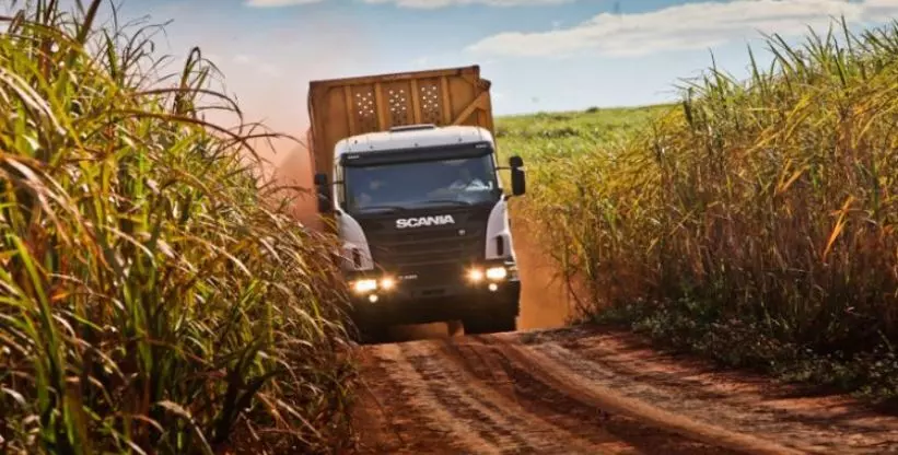A foto mostra um caminhão da Tietê Agroindustrial