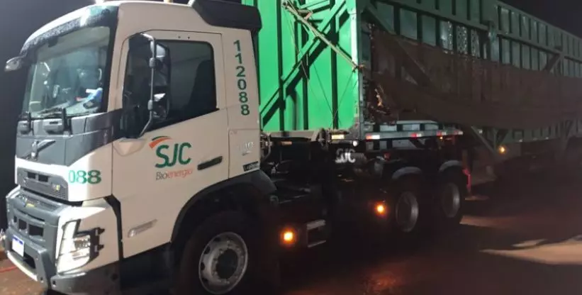 A foto mostra uma carreta da SJC Bioenergia