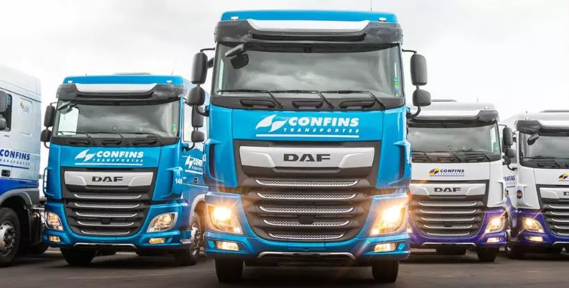 A foto mostra a frota de carretas da Confins Transportes