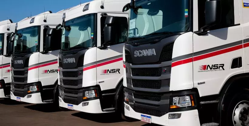 A foto mostra uma frota de carretas da NSR - Transportadora Nova Santa Rosa