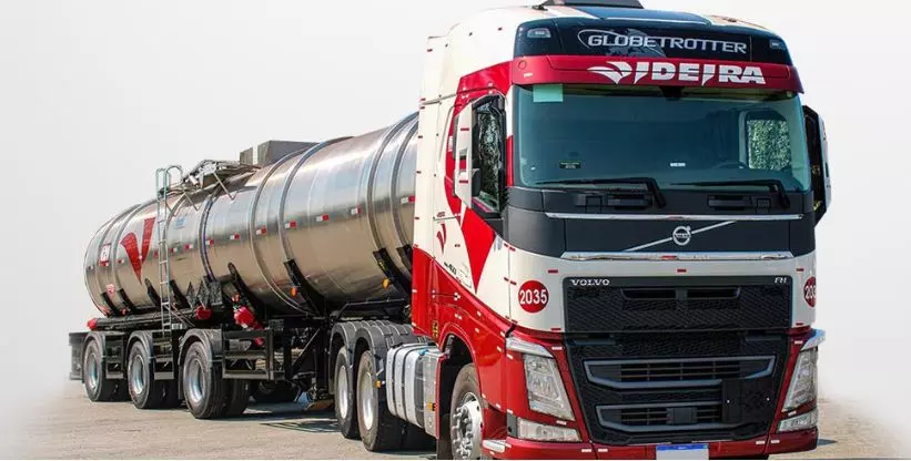 A foto mostra uma carreta da Videira Transportes