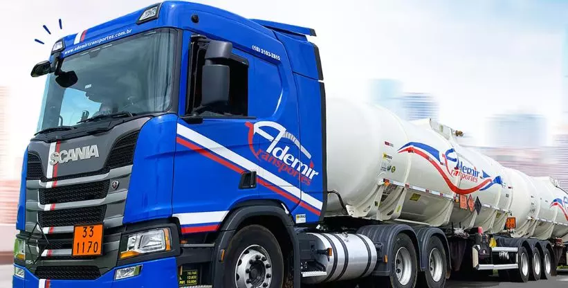 A foto mostra uma carreta da Ademir Transportes