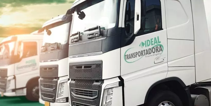 A foto mostra caminhões da Ideal Transportadora