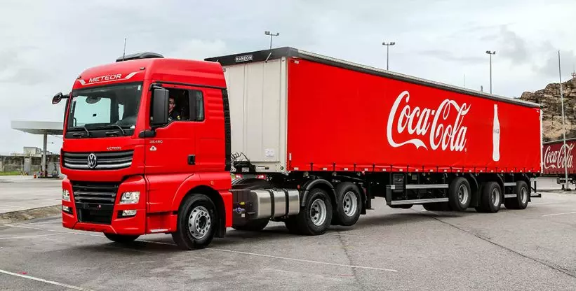 A foto mostra uma carreta da Coca-Cola