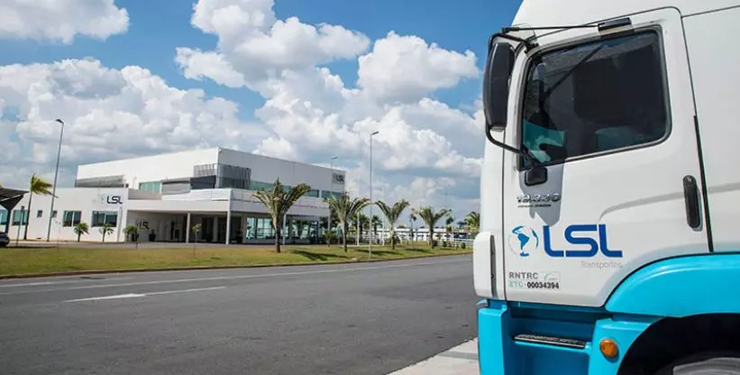 A foto mostra um caminhão do Grupo LSL