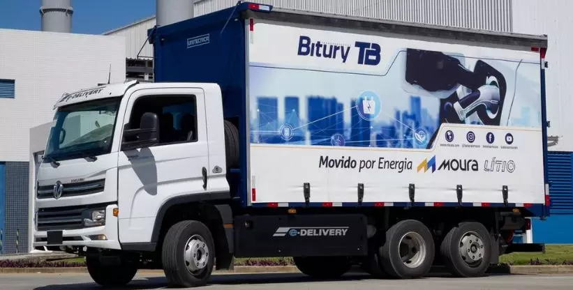 A foto mostra um caminhão do Grupo Moura