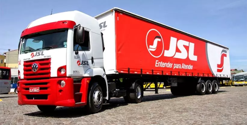 A foto mostra uma carreta da JSL