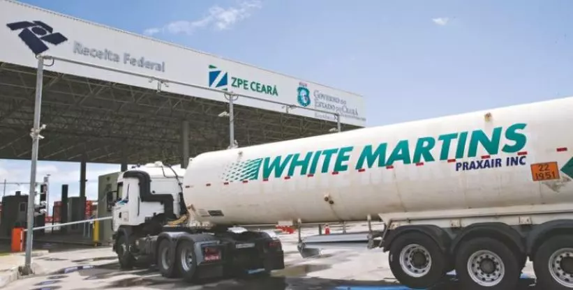 A foto mostra uma carreta da White Martins
