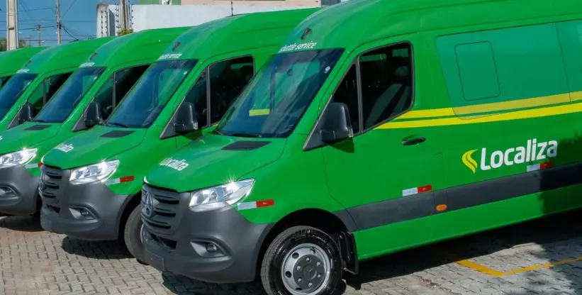 A foto mostra várias vans da Localiza