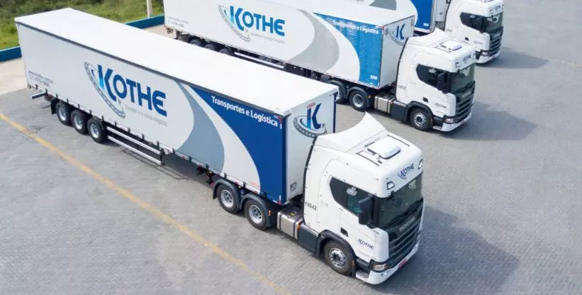 A foto mostra várias carretas da Kothe Transportes