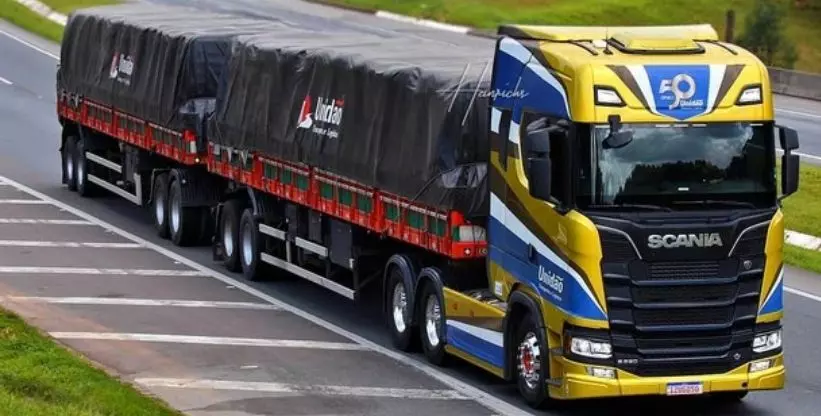 A foto mostra uma carreta da Unidão Transportes e Logística