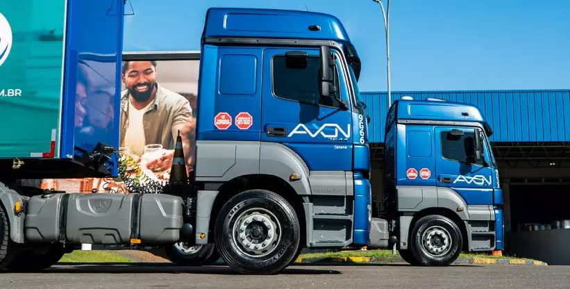 A foto mostra duas carretas da Axon Transportes