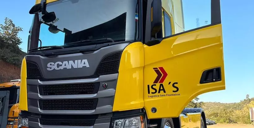A foto mostra um caminhão da ISA'S Transportes
