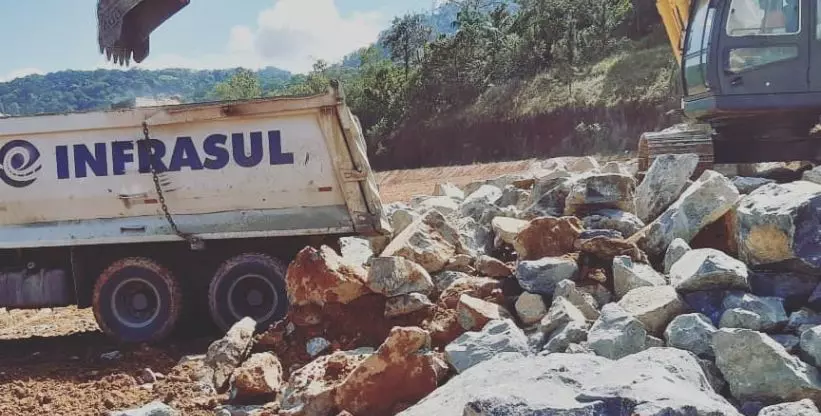 A foto mostra um caminhão basculante da Infrasul Engenharia