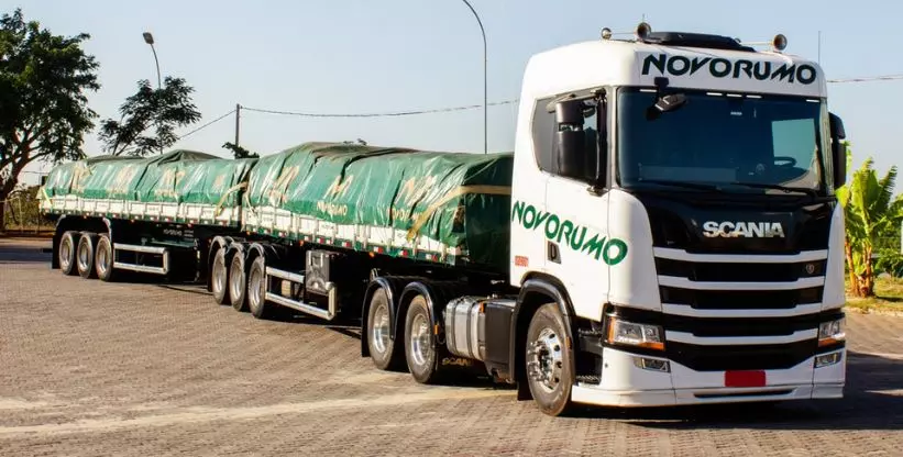A foto mostra uma carreta da Novorumo Transportes