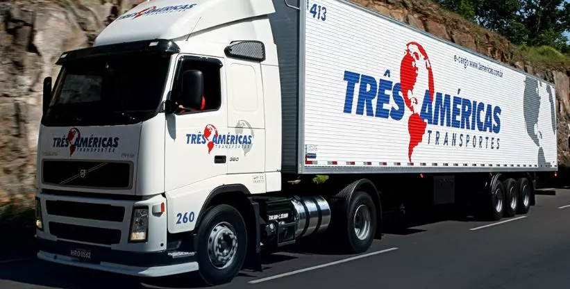 A foto mostra uma carreta da Três Américas Transportes