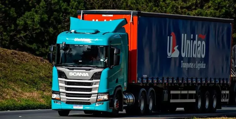 A foto mostra uma carreta da Unidão Transportes