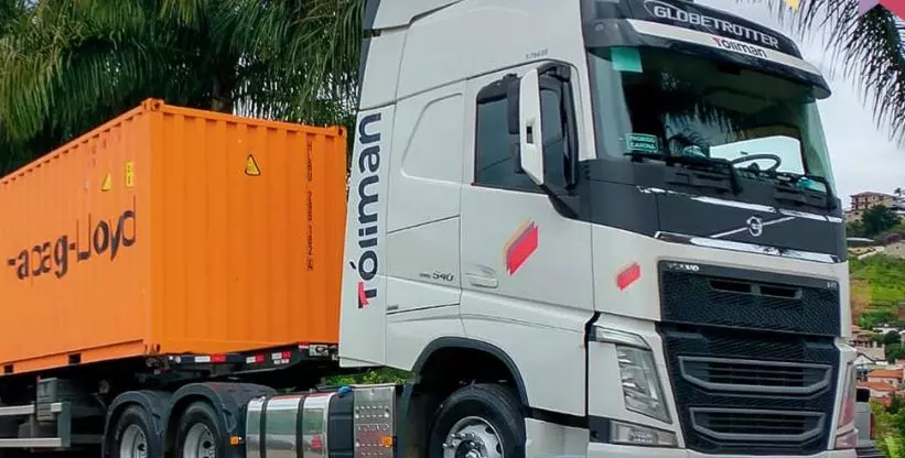 A foto mostra uma carreta da Toliman Transportes