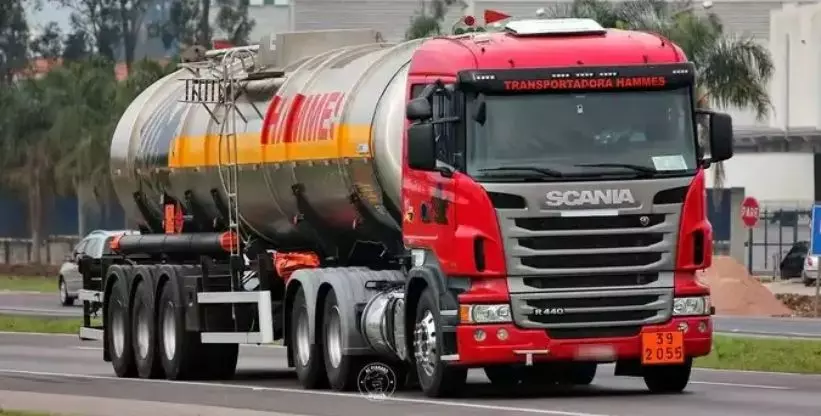 A foto mostra uma carreta da Transportadora Hammes