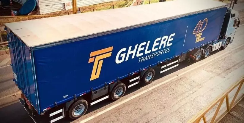 A foto mostra uma carreta da Ghelere Transportes