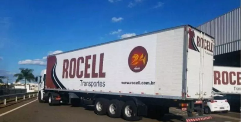 A foto mostra uma carreta da Rocell Transportes