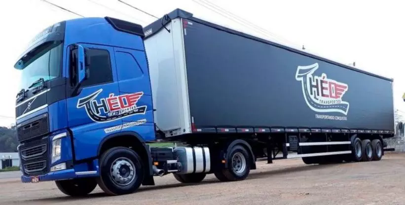 A foto mostra uma carreta sider da Theo Transportes