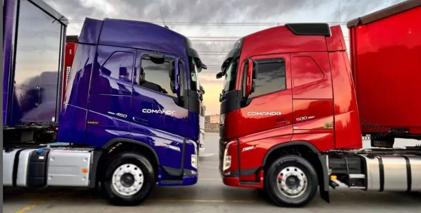 A foto mostra duas carretas da Comando Transporte e Logística